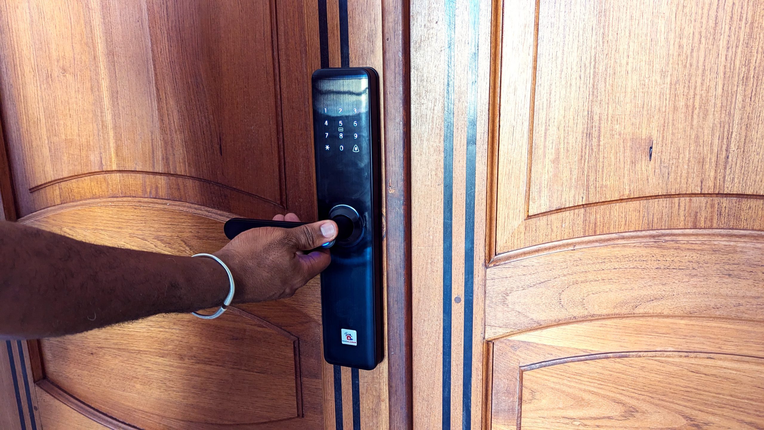 Img_Poignee-Electronique – Rojo Ranaivo Rajaonarisoa-min